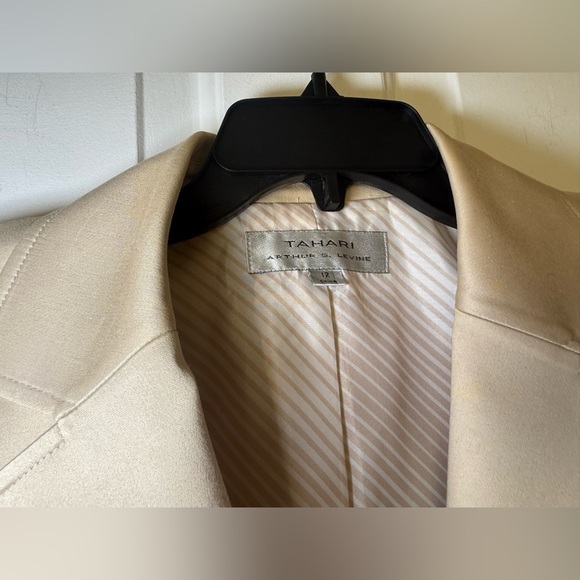Tahari Arthur S Levine Beige Single Breast Woman’s 2 Button Blazer Size 12 EUC - Picture 4 of 13